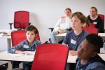 Leerlingen onderzoeken algen tijdens het Junior Science Lab.