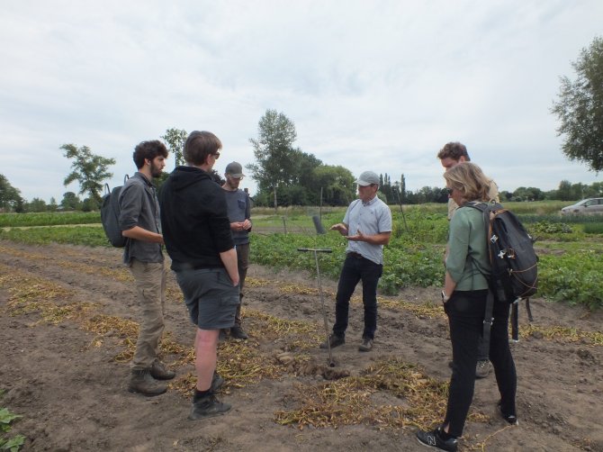 Introductie in het gebied door een ervaren veldmedewerker tijdens een grondboring (foto: Simone Verzandvoort).