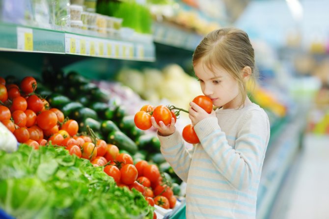 kind_boodschappen_tomaten-shutterstock_298593938.jpg