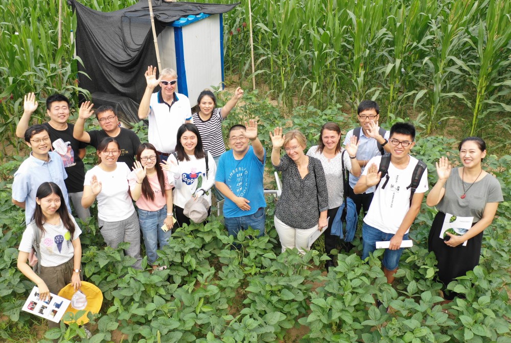 Een groep PhD-studenten en supervisors bij een onderzoeksstation in China. Vijfde van links: Carolien Kroeze en helemaal achteraan: Oene Oenema. Foto: WUR/CAU