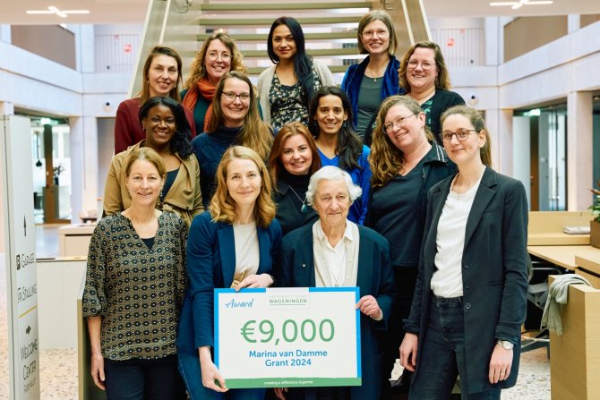 Winnares Gesine Harms met mevrouw Van Damme en leden van het Marina van Damme Netwerk tijdens de uitreiking in 2025. Foto: Art van Grondelle