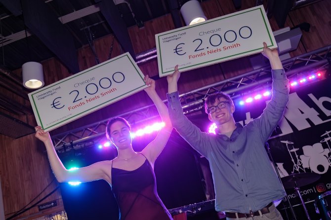 Lauren Heijnsdijk (left) and Boris van Hunnik (right) with their awards from the Fund Niels Smith