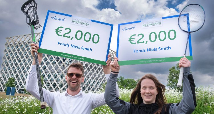 De twee winnaars van beurzen van het Fonds Niels Smith staan lachend met hun prijs op de foto