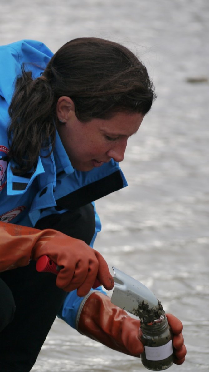 The first samples are taken (Foto: Meike Scheidat)