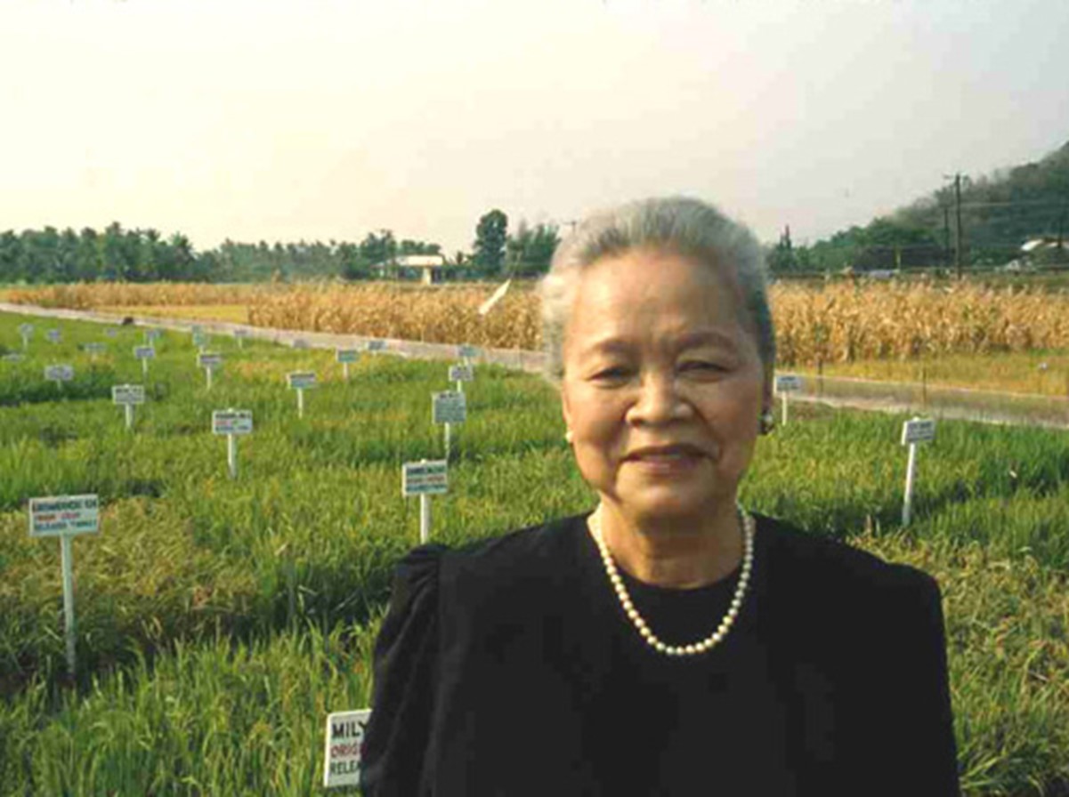 Emeritus professor Gelia T. Castillo bij proefvelden, ca 1998. Bron: IRRI