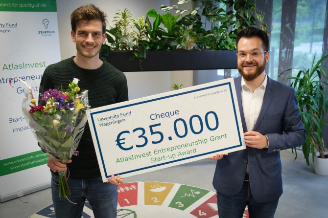 De oprichters van Scope BioSciences hebben hun cheque van 35000 euro's in hun handen