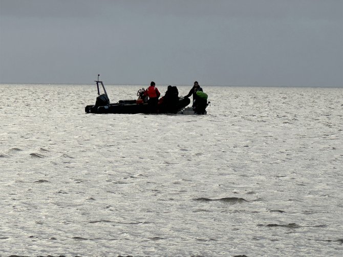 de rubberboot die ons naar dieper water brengt waar de boot op ons wacht.