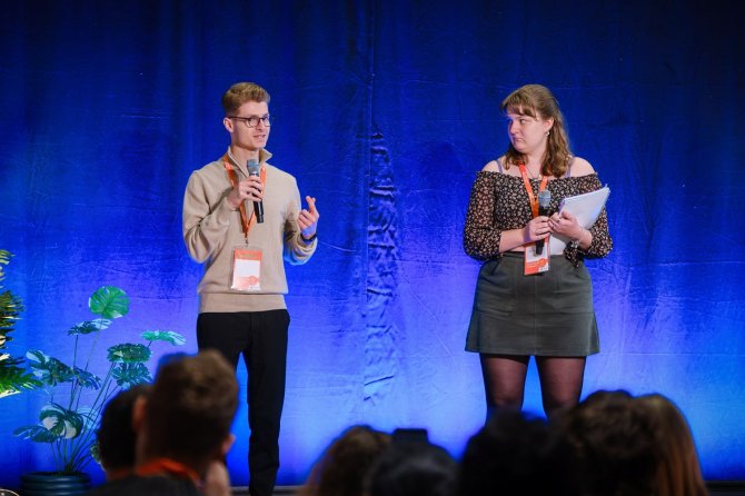 Students in the spotlight give their one-minute pitch