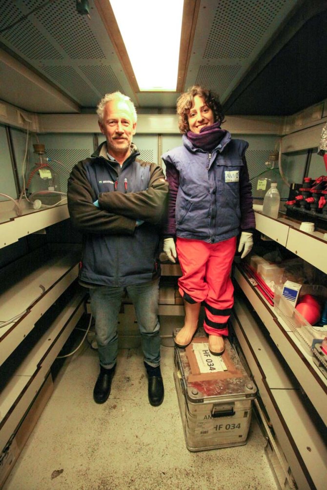 André and Giulia filtering water in the cold container.