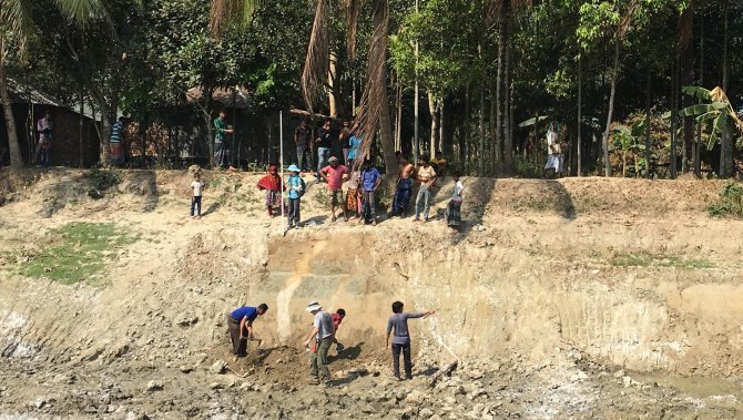 Het onderzoeksteam bij een zandintrusie in de Gangesdelta in Bangladesh (foto: Liz Chamberlain)