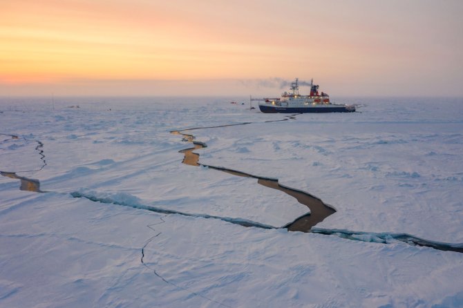 Polarstern floats along with an ice floe on which research is carried out during the MOSAiC expedition (© Manuel Ernst)