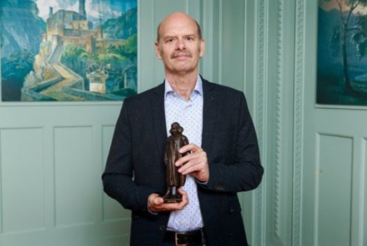 John van der Oost with the Spinoza prize sculpture. This award, also known as the Dutch Nobel prize, is the most important one in Dutch science. John van der Oost was awarded the prize for his discovery of how the CRISPR-Cas system contributes to bacterial immunity from viruses. Experts describe CRISPR-Cas as one of the greatest revolutions in life sciences.