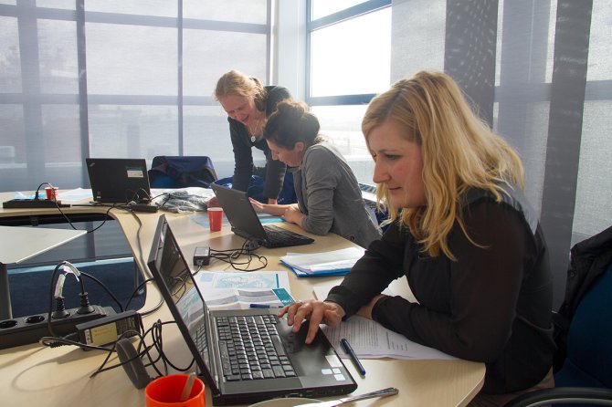 Andrea zoekt online informatie op, terwijl Meike en Martine geschikte locaties voor veldwerk bepalen.