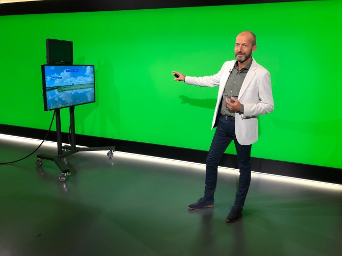 Reinier presenting the weather at RTL News ©PeterPaul Bakker