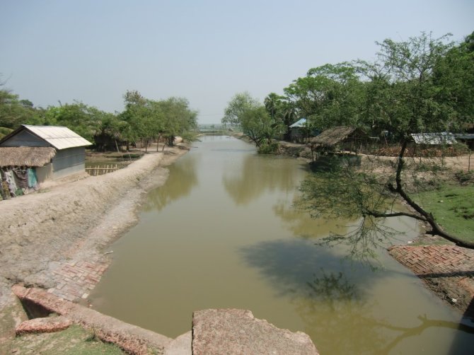 In dit kanaal in Paikgacha, Bangladesh, zullen mangroven een nieuwe, verduurzamende rol gaan spelen in de toekomst. Foto: Dolfi Debrot